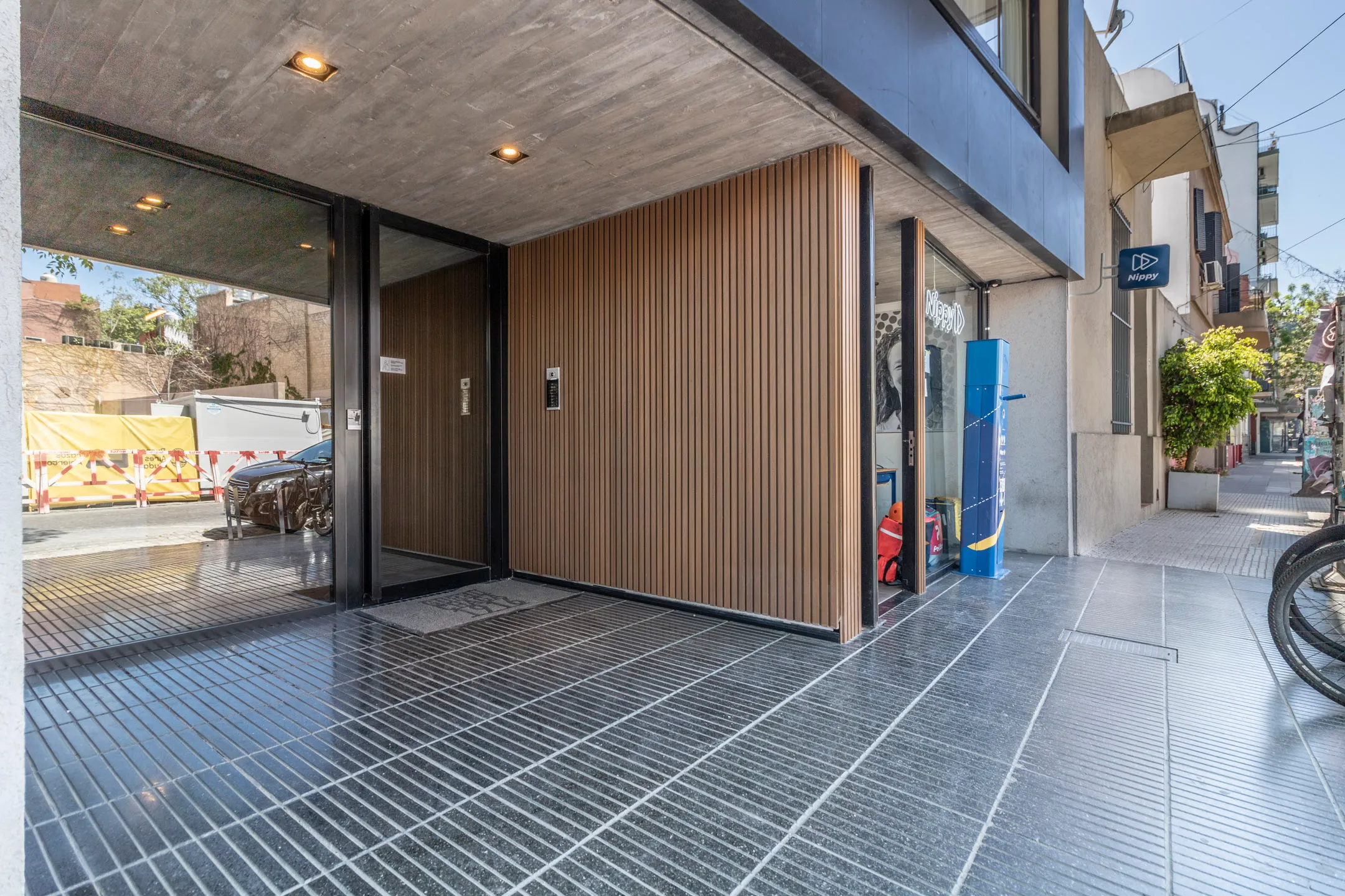 Acceso al edificio Stay In Soho sobre Gurruchaga