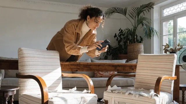 Anfitrión documentando daños en un departamento de Airbnb