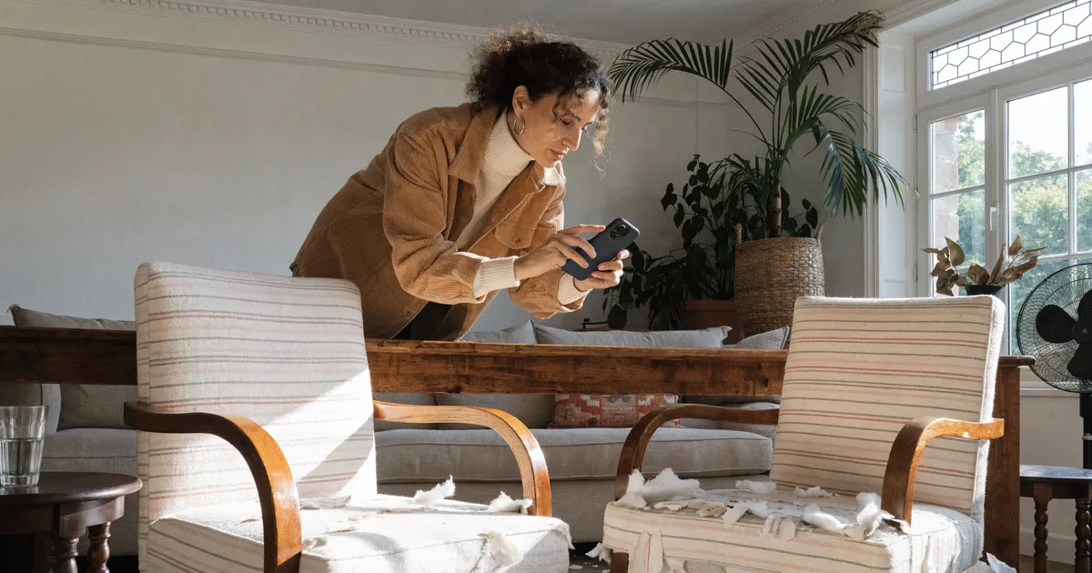 Anfitrión documentando daños en departamento de Airbnb en Buenos Aires para reclamo AirCover