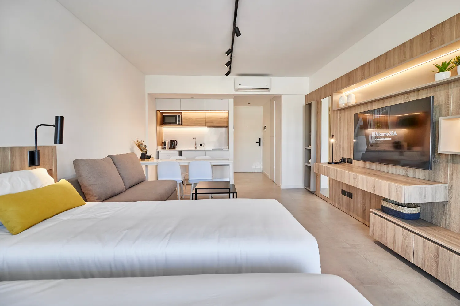 Departamento de Stay In Soho con dos camas, living y TV