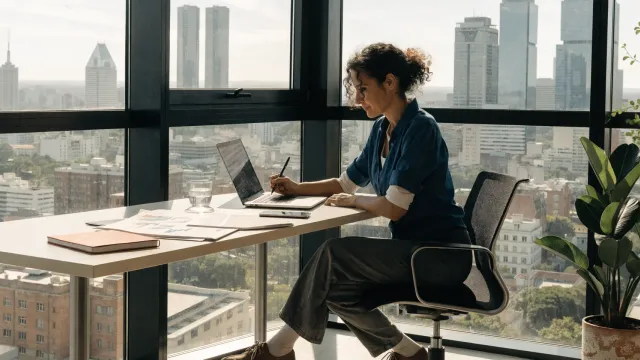 Anfitrión documentando daños en departamento de Airbnb en Buenos Aires para reclamo AirCover