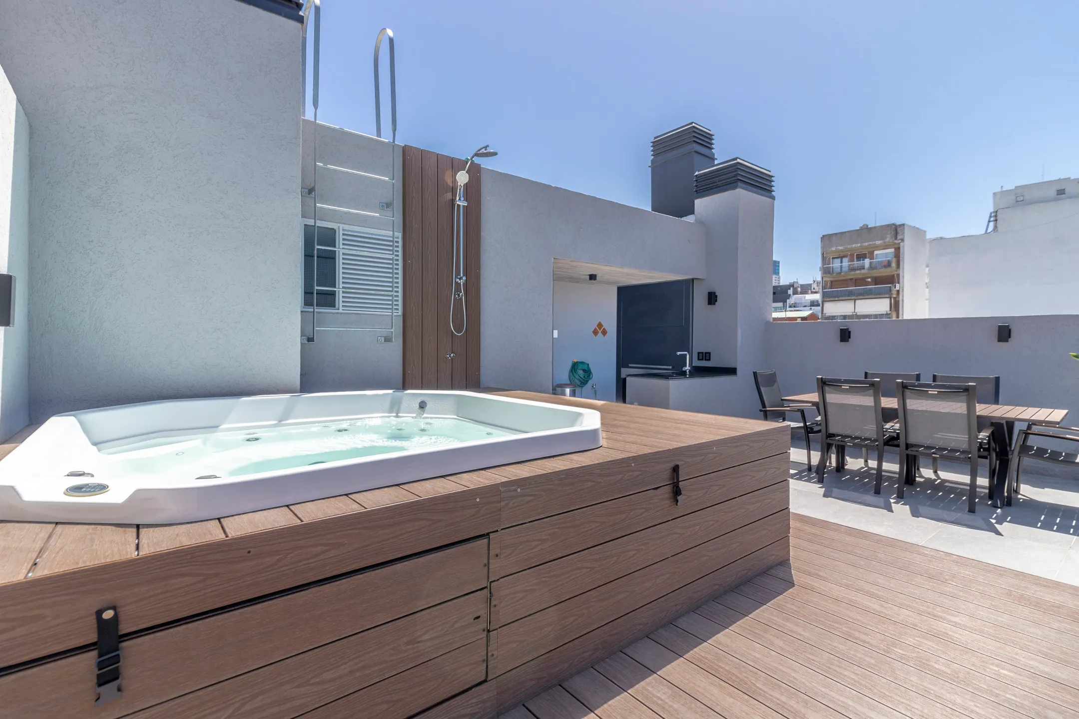 Jacuzzi en la terraza de Stay In Soho