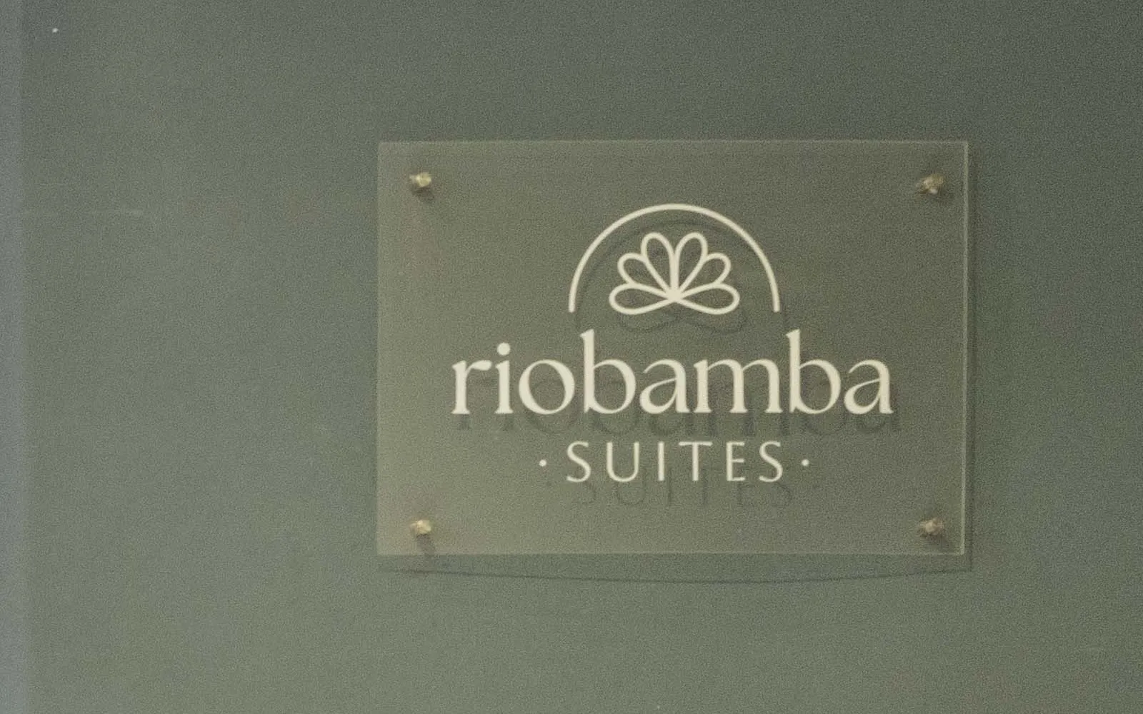 Identidad de Riobamba Suites en el lobby del hotel